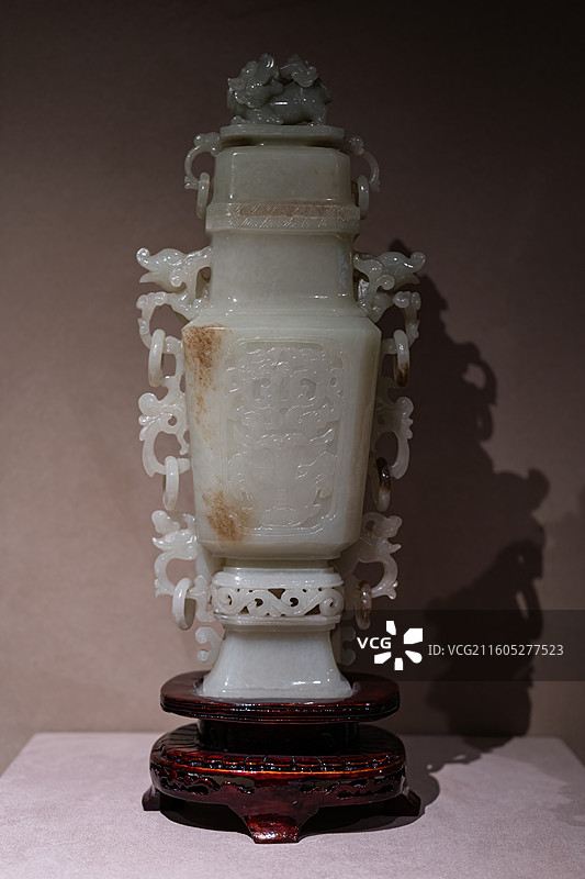 新疆地质矿产博物馆藏和田玉仿古瓶图片素材