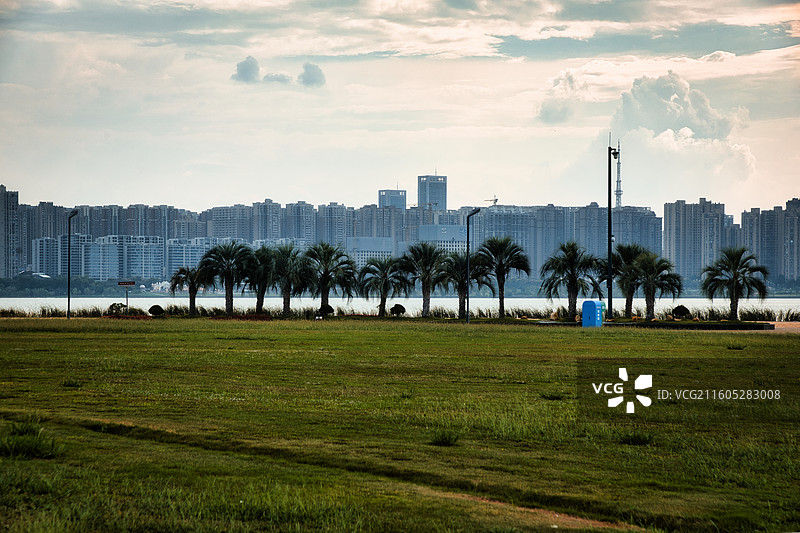 中国湖南省长沙市松雅湖公园城市现代风光图片素材