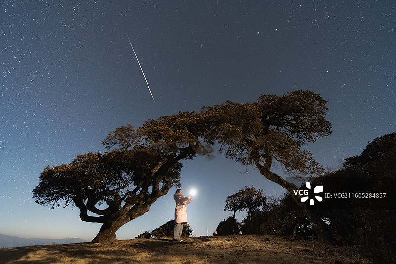 云南大理洱源罗坪山星空图片素材