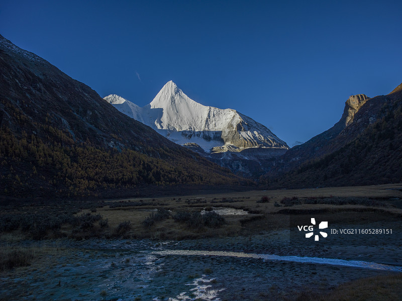 四川省甘孜藏族自治州稻城县亚丁央迈勇的梦幻晨景图片素材
