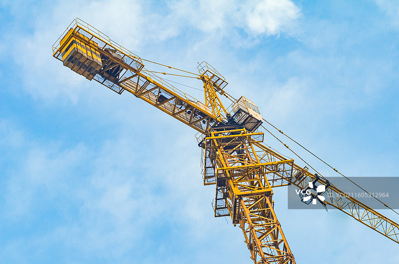仰拍正在工作的起重机图片素材
