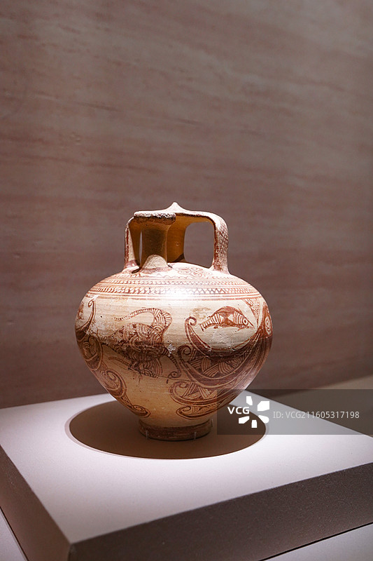 希腊国家考古博物馆藏来自阿提卡地区公元前12世纪“繁复海洋风格”的马镫柄陶罐图片素材