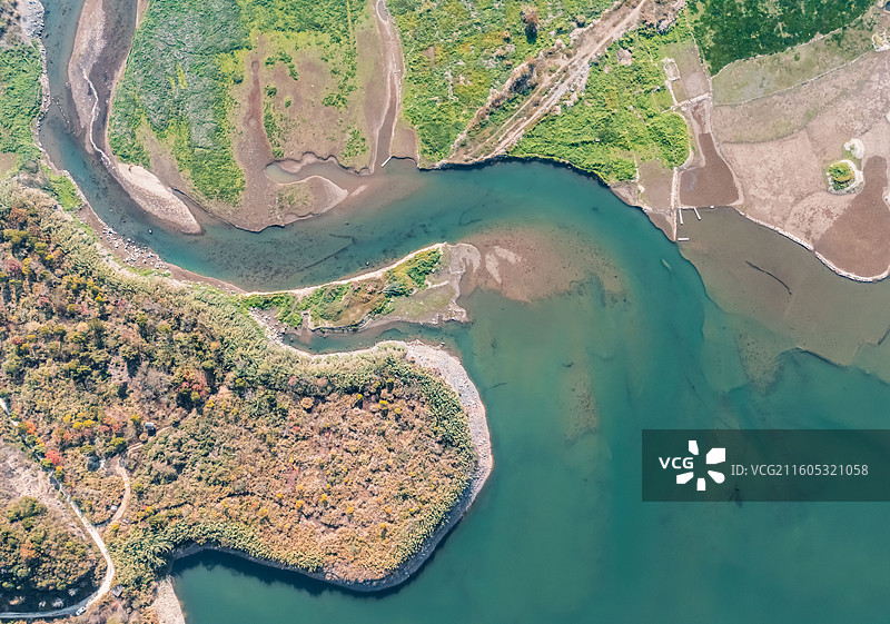 杭州淳安县千岛湖白象湾湿地，山间溪流汇入千岛湖图片素材