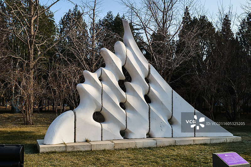 清华大学百年校庆雕塑《星光旅行者》图片素材