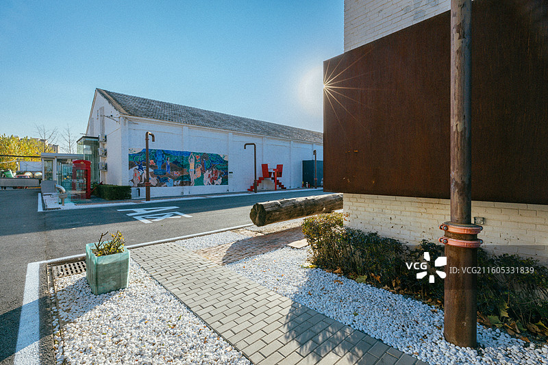 晴朗蓝天下的建筑景观图片素材