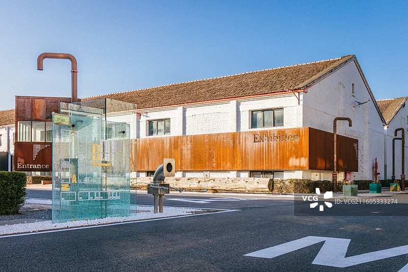 晴朗蓝天下的建筑景观图片素材