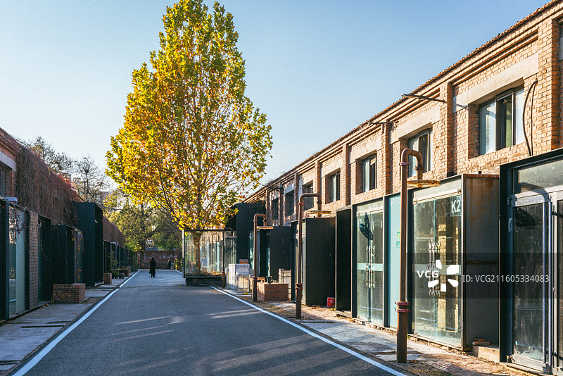 晴朗蓝天下的建筑景观图片素材