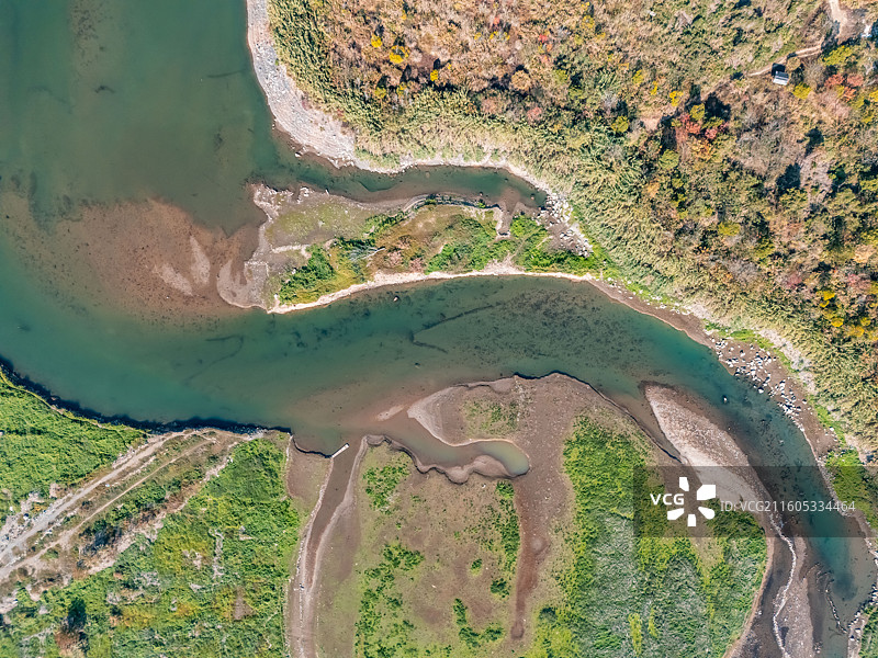 杭州淳安县千岛湖白象湾湿地，山间溪流汇入千岛湖图片素材