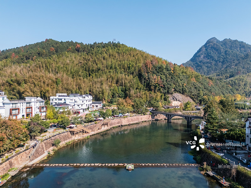 杭州淳安千岛湖，下姜村山村风景航拍，高山，乡村与溪流图片素材