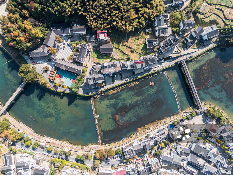 杭州淳安千岛湖，下姜村山村风景航拍，高山，乡村与溪流图片素材
