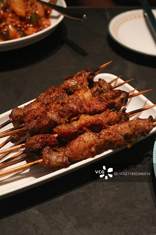 烧烤串高视角特写图片素材