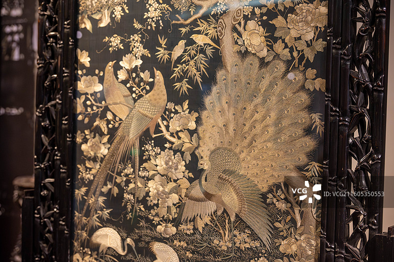 广绣黑缎花鸟图酸枝雕竹纹貔貅座插屏，广州十三行博物馆，19世纪，王恒、冯杰伉俪赠图片素材
