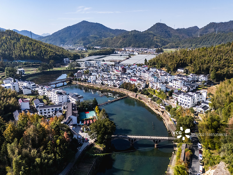 杭州淳安千岛湖，下姜村山村风景航拍，高山，乡村与溪流图片素材