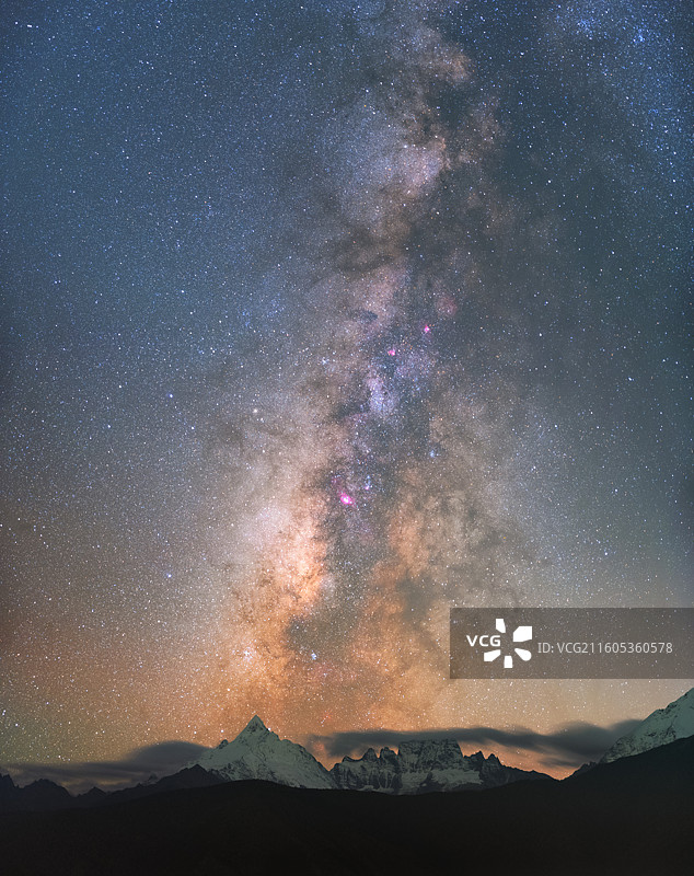 云南香格里拉德钦梅里雪山星空银河图片素材