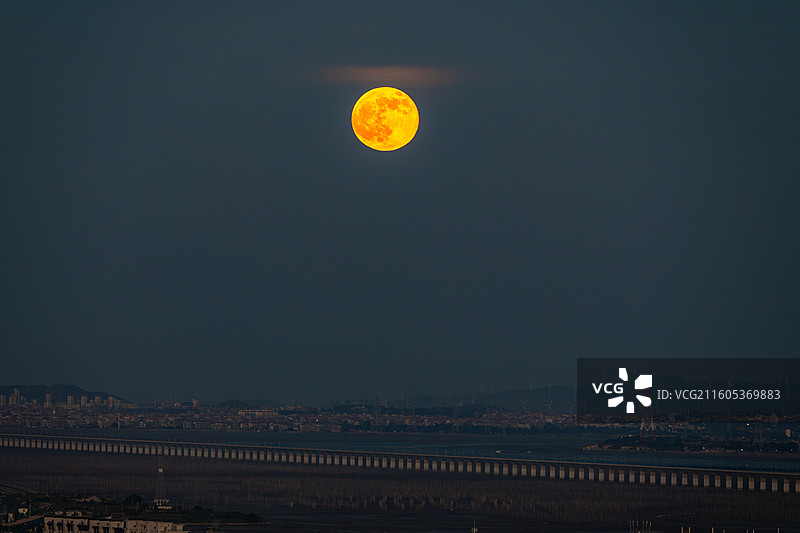 满月下的福厦高铁大桥图片素材