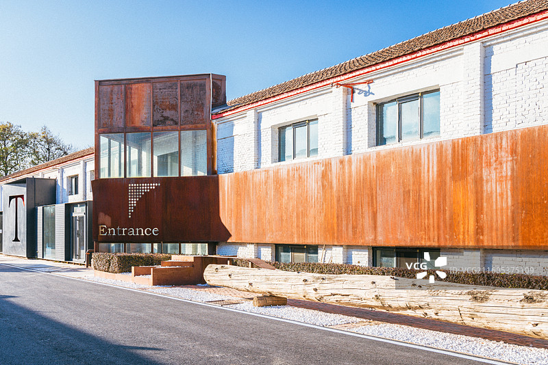 晴朗蓝天下的建筑景观图片素材