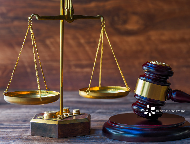 法槌、天平与棕褐色实木背景图片素材