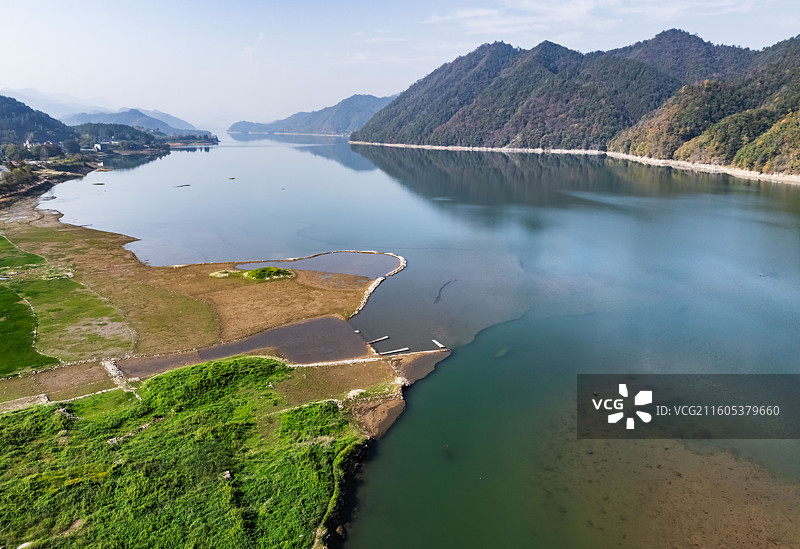 杭州淳安县千岛湖白象湾湿地，山间溪流汇入千岛湖图片素材