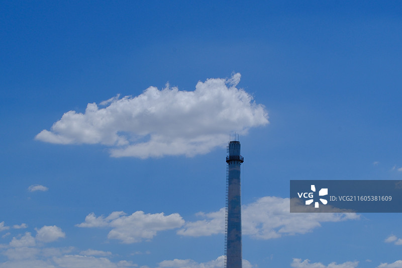 蓝色天空白云背景下的老式水塔。晴空万里晴天晴朗图片素材