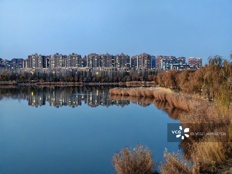 《湖映城色》——银川海宝公园一角图片素材