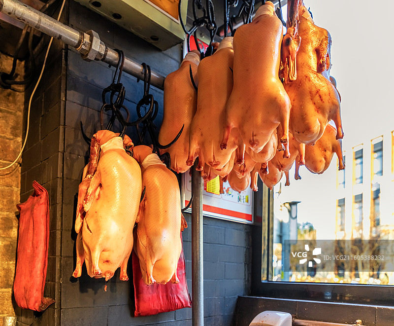 现烤的北京烤鸭，北京特产，烤鸭图片素材