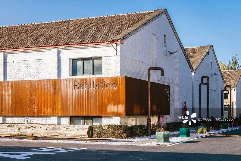 晴朗蓝天下的建筑景观图片素材