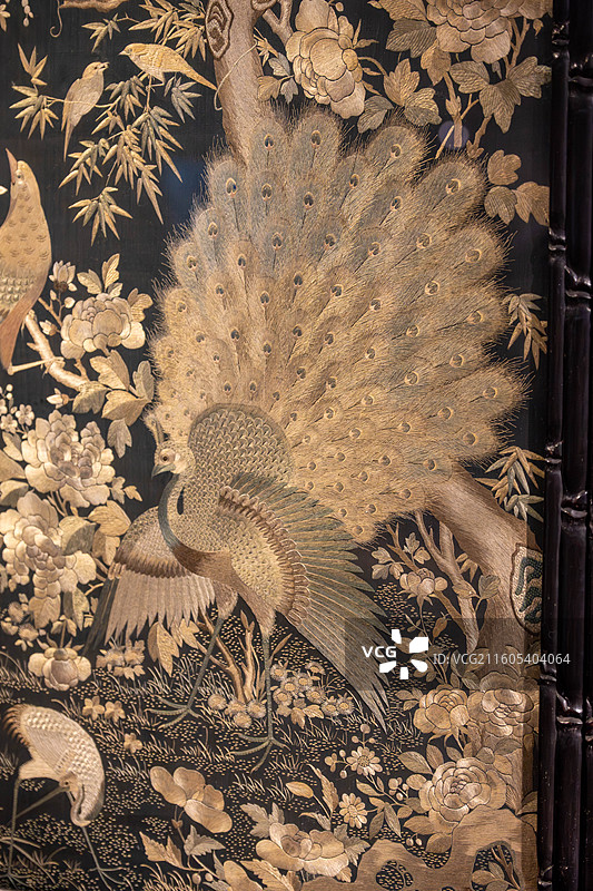 广绣黑缎花鸟图酸枝雕竹纹貔貅座插屏，广州十三行博物馆，19世纪，王恒、冯杰伉俪赠图片素材