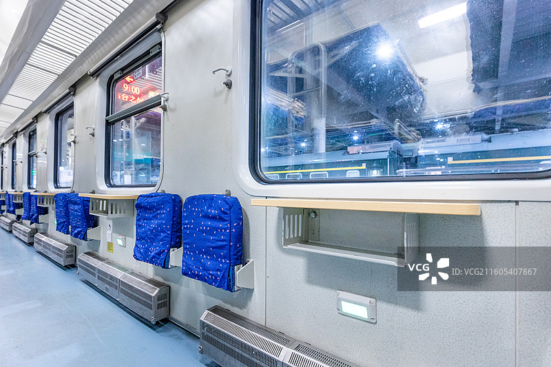 绿皮火车硬卧车厢内部组图图片素材