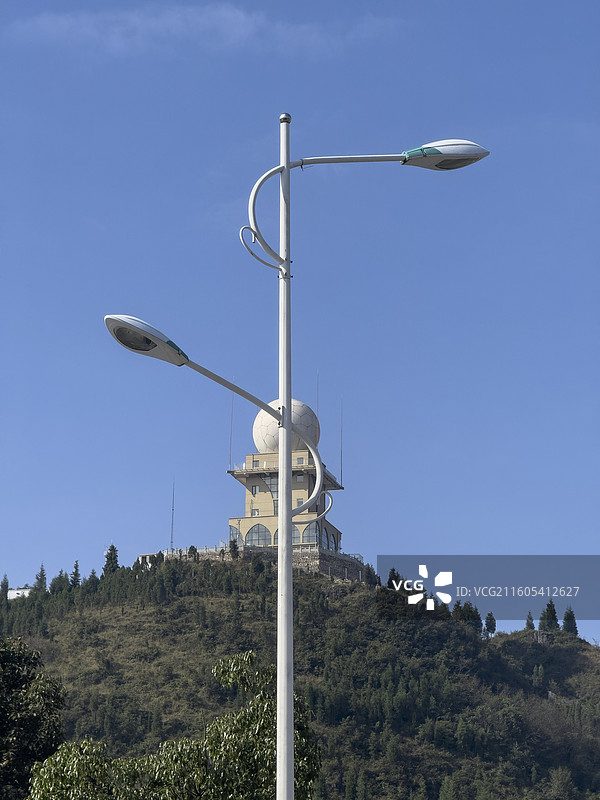 山顶气象雷达站与路灯组成的音乐符号图片素材