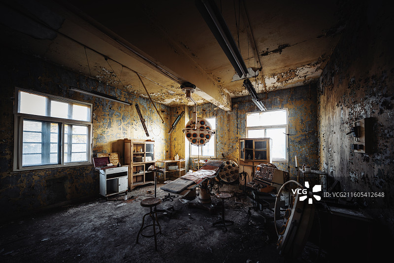 8090年代医院遗留废墟手术室无影灯治疗台心脏电击起搏器丁达尔恐怖游戏密室逃脱现实场景图片素材