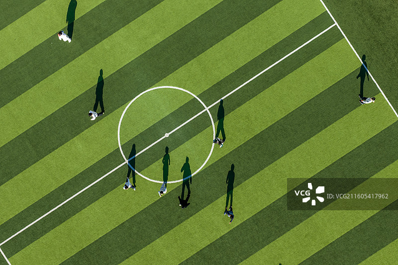 河南省、周口市、川汇区、秋天、中午、学校、操场、体育场、足球场、锻炼活动、学生图片素材