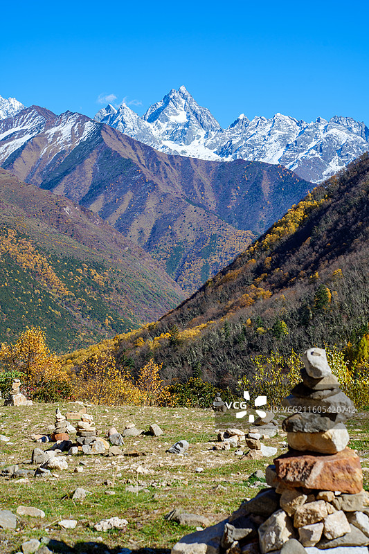 川西434省道雪山下的玛尼堆与秋景图片素材