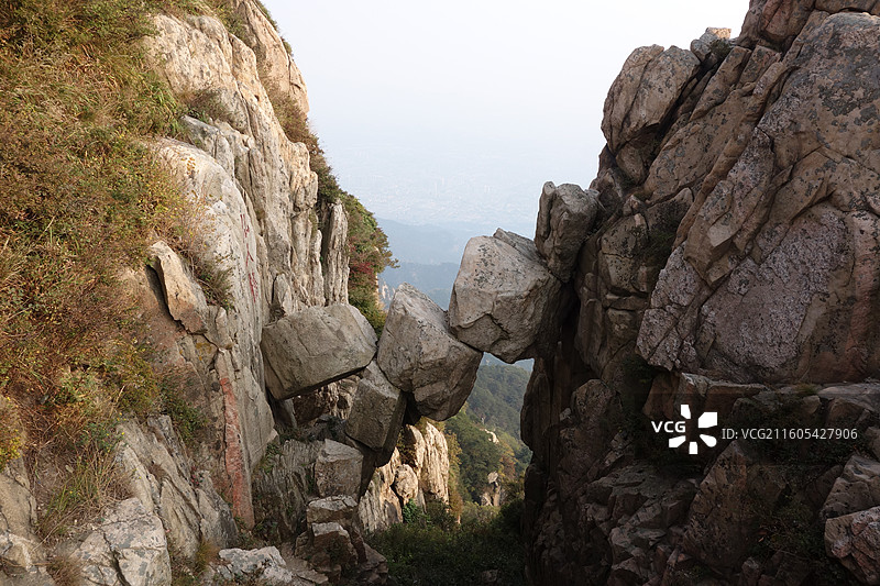 山东省泰安市东岳泰山：仙人桥天生桥图片素材