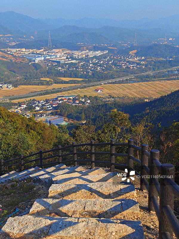 余杭鸬鸟山俯瞰山下图片素材
