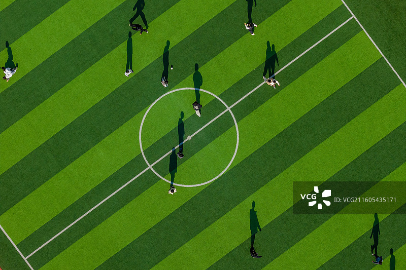 河南省、周口市、川汇区、秋天、中午、学校、操场、体育场、足球场、锻炼活动、学生图片素材