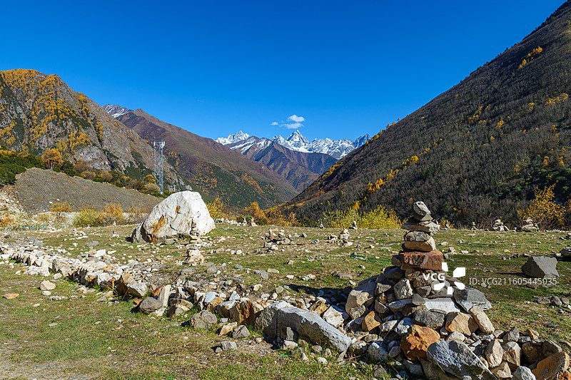 川西434省道雪山下的玛尼堆与秋景图片素材