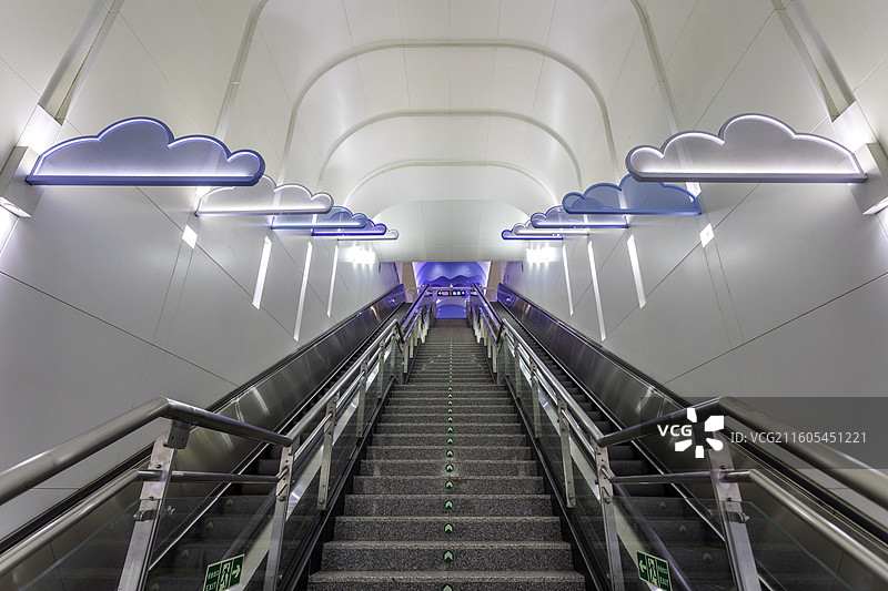 北京地铁蓟门桥站内楼梯图片素材