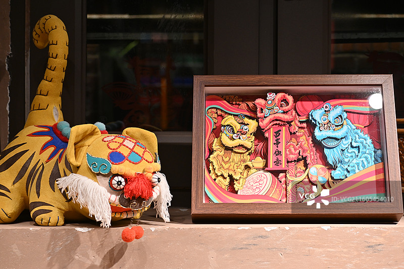江西景德镇陶阳里某家店中的布老虎图片素材