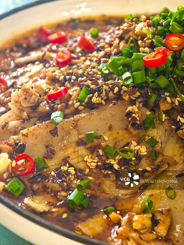 红油蒜泥白肉！肉片嫩滑蘸满料汁，麻辣鲜香，治愈的舌尖狂欢图片素材