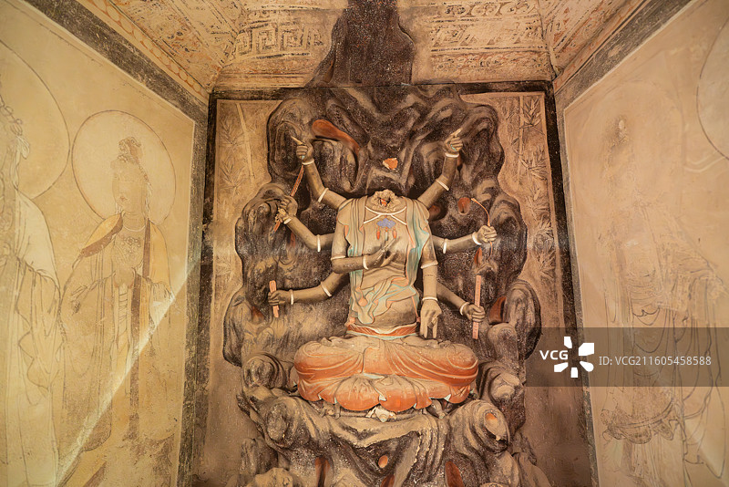 上海“何以敦煌·念念回响”展览莫高窟第3窟千手千眼观音塑像图片素材