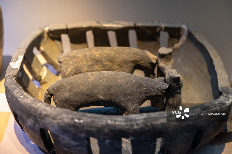 南京博物院六朝灰陶猪圈：古朴陶塑中的古代养猪场景图片素材