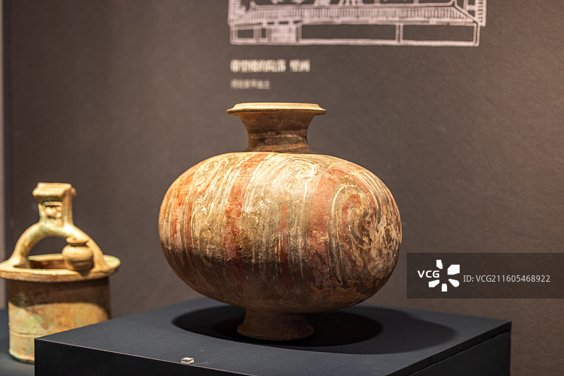陕西历史博物馆秦汉馆收藏的汉朝时期彩绘茧形壶图片素材