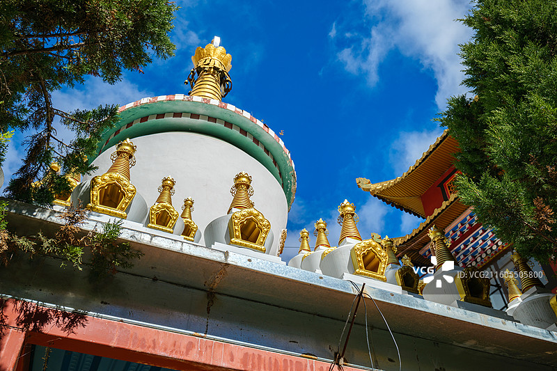 四川甘孜州康定金刚寺白塔图片素材
