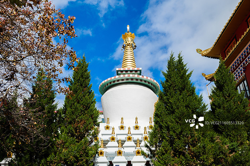 四川甘孜州康定金刚寺白塔图片素材