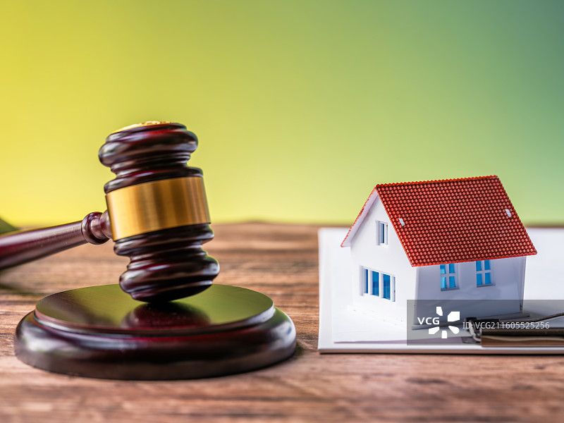 法槌、小房子与纸质文件图片素材