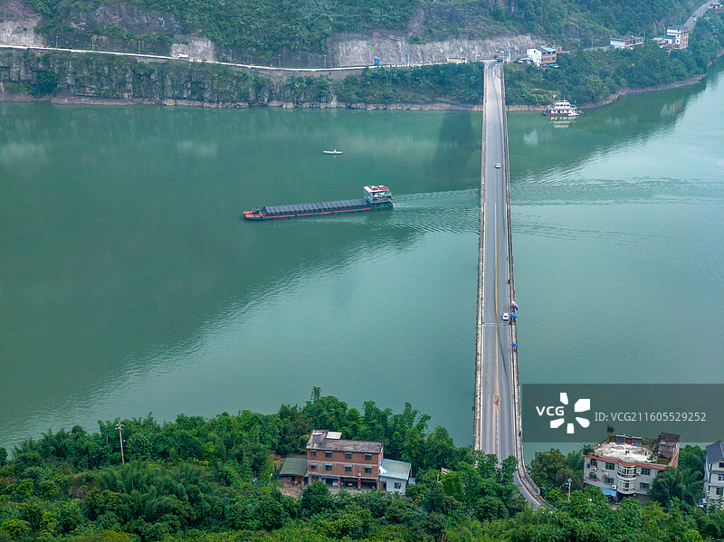 云南省昭通市绥江县长江东转风景区公路桥图片素材