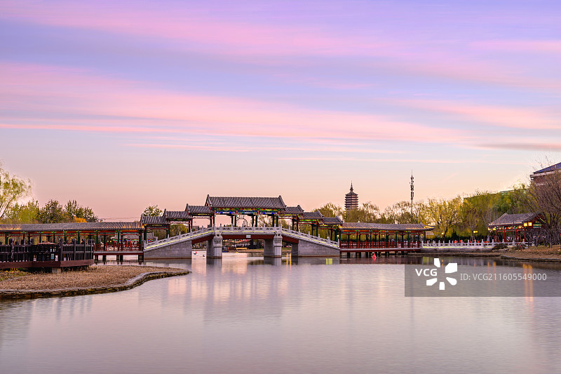 北京通州，西海子公园云曲桥朝霞，可见通州地标燃灯塔。图片素材