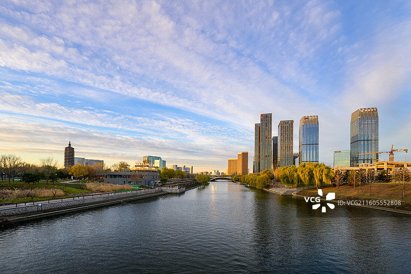 北京通州，清晨的通惠河沿岸风光，可见燃灯塔、通州商务区天际线。图片素材