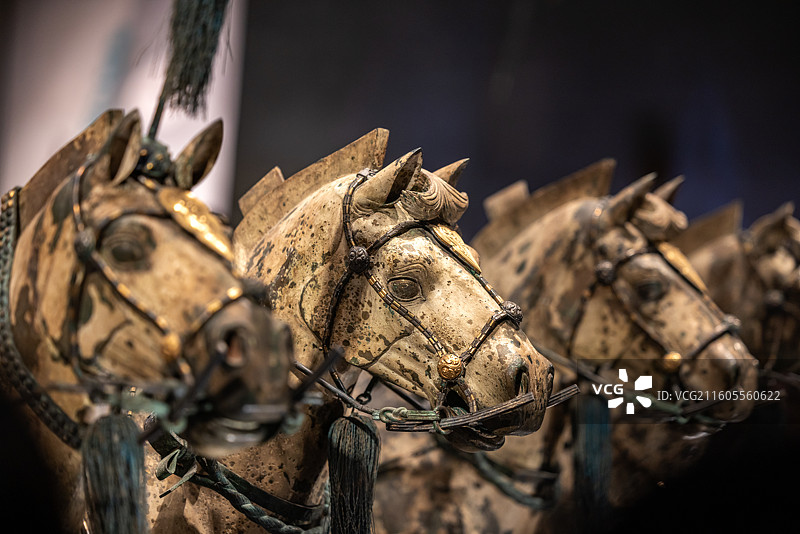 西安市秦始皇帝陵博物院铜车马博物馆里收藏的铜车马文物图片素材