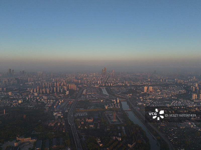 南京高空俯瞰全景城墙晨雾图片素材